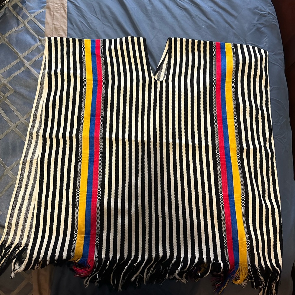 Medium sz Colombian poncho